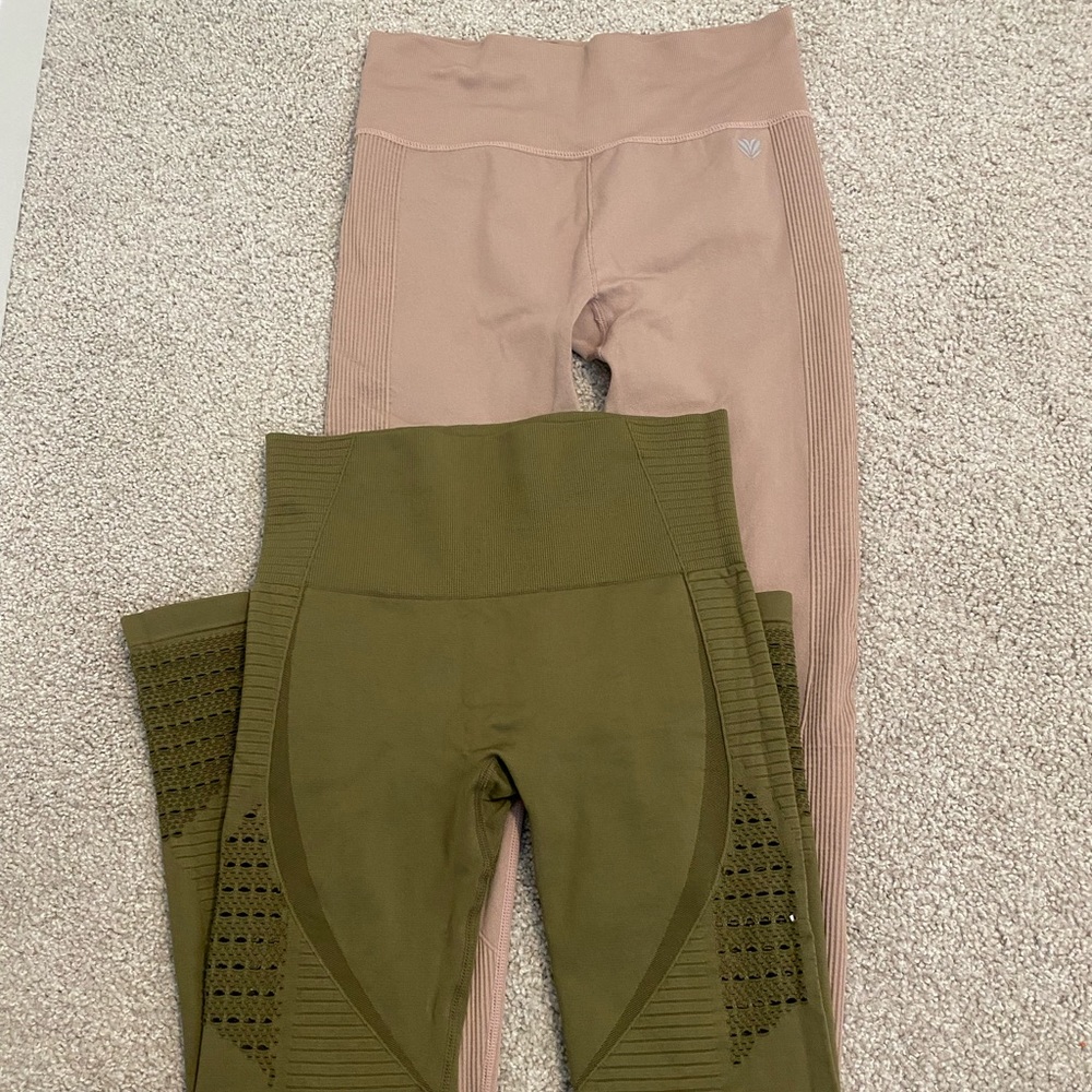 2 pairs of forever 21 leggings. Both are M size